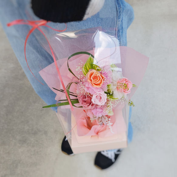 母の日やギフトにおすすめ！キャリーケース入り持ち運べるプリザーブドフラワーの花束アレンジメント 9枚目の画像