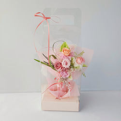 母の日やギフトにおすすめ！キャリーケース入り持ち運べるプリザーブドフラワーの花束アレンジメント 5枚目の画像