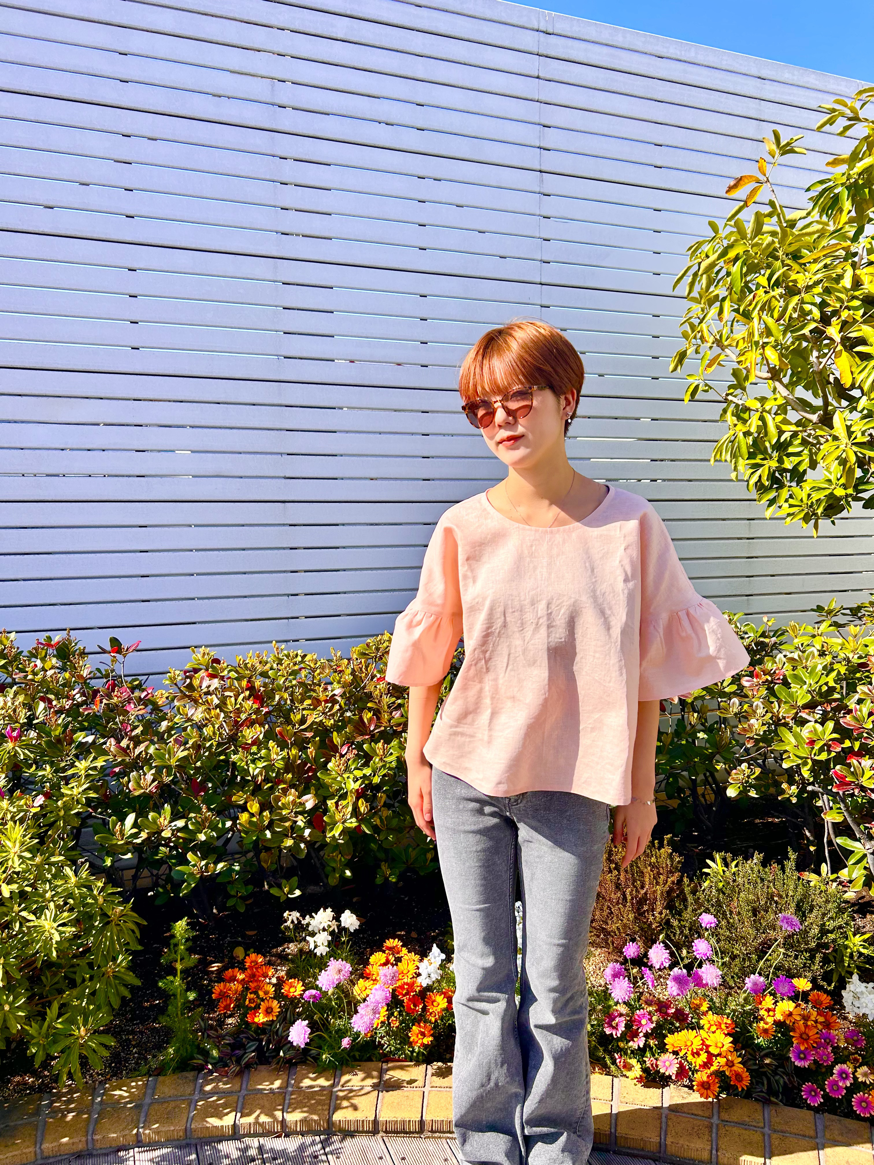 大人かわいいフレアフリルブラウス＊サーモンピンク＊国産リネン＊ひらひらの袖が美しいフレアフリルブラウス