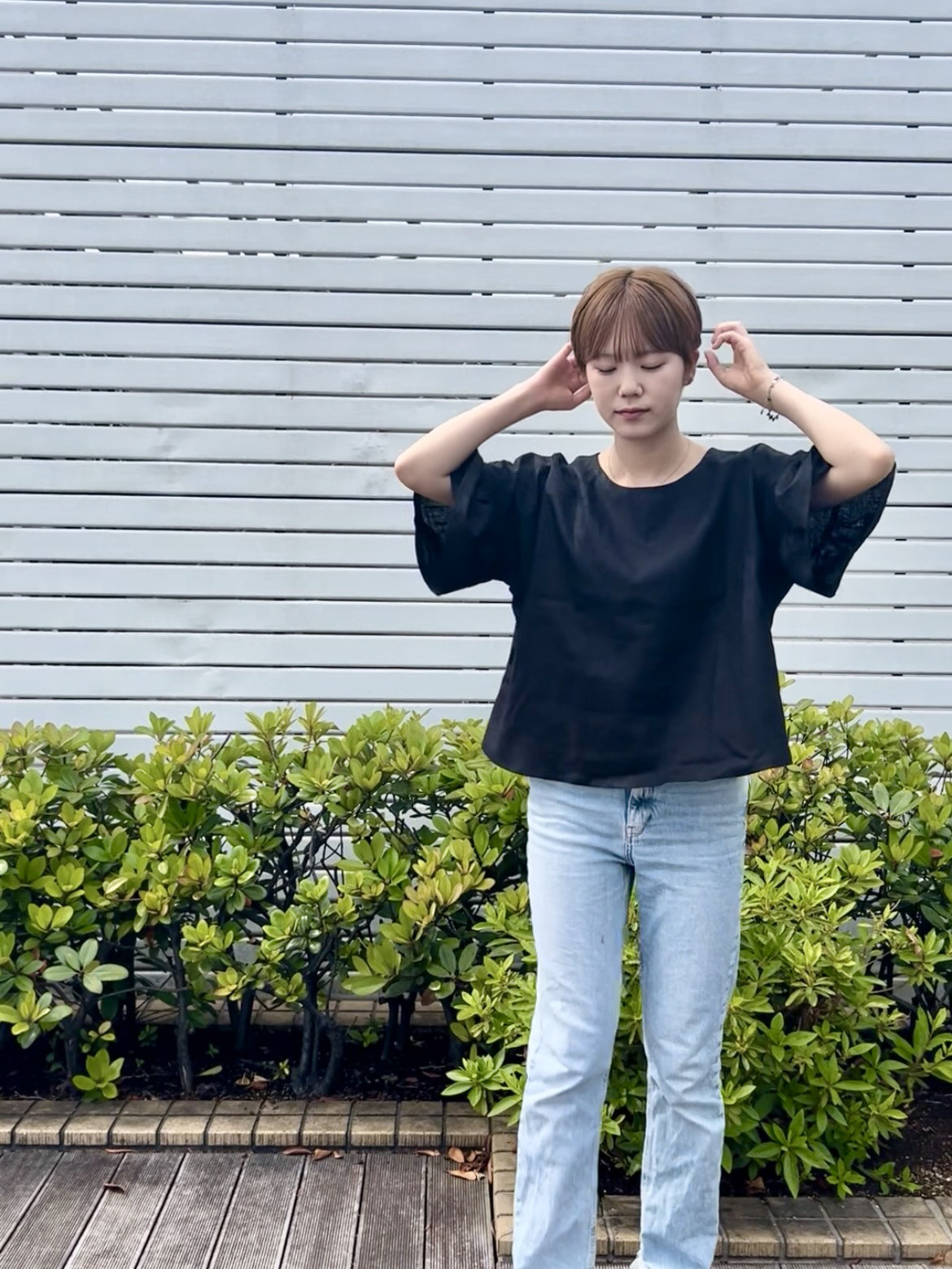 大人かわいいフレアフリルブラウス＊ブラック＊国産リネン＊ひらひらの袖が美しいフレアフリルブラウス