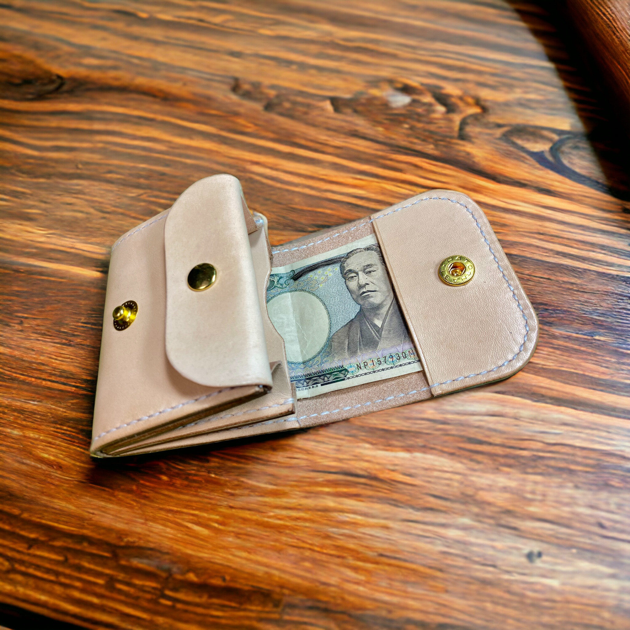 手縫い、ヌメ革のコンパクトウォレット