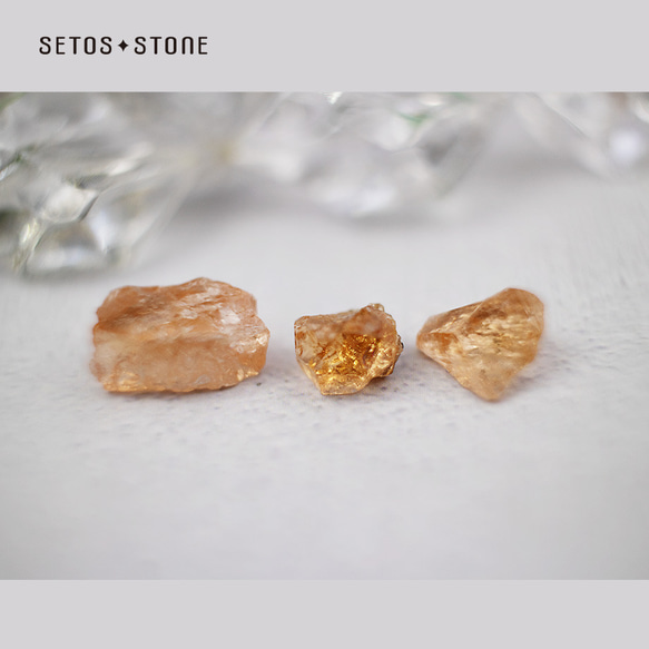 ヘソナイトガーネット原石（3コセット）【天然石】（オレンジガーネット　灰バン柘榴石　Hessonite Garnet） 1枚目の画像