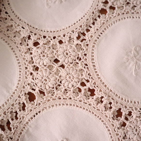 フランスの手仕事/25枚のお花の手刺繍入り生地パーツをエクリュ色の手編みレースで繋いだテーブルクロス　(ヴィンテージ) 16枚目の画像