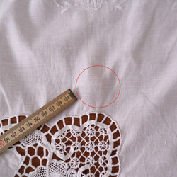 フランスの手仕事/お花の白糸手刺繍と手編みレースが素敵なテーブルクロス・生地 (ヴィンテージ) 20枚目の画像