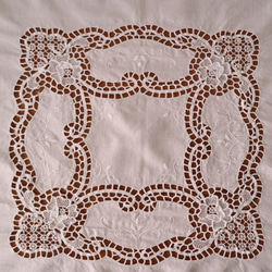 フランスの手仕事/お花の白糸手刺繍と手編みレースが素敵なテーブルクロス・生地 (ヴィンテージ) 4枚目の画像