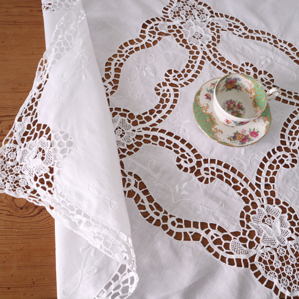 フランスの手仕事/お花の白糸手刺繍と手編みレースが素敵なテーブルクロス・生地 (ヴィンテージ) 9枚目の画像