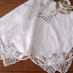 フランスの手仕事/お花の白糸手刺繍と手編みレースが素敵なテーブルクロス・生地 (ヴィンテージ) 1枚目の画像