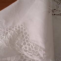 フランスの手仕事/お花の白糸手刺繍と手編みレースが素敵なテーブルクロス・生地 (ヴィンテージ) 15枚目の画像