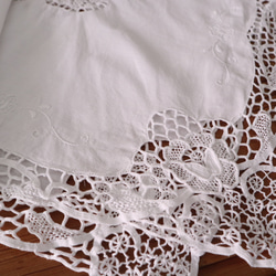 フランスの手仕事/お花の白糸手刺繍と手編みレースが素敵なテーブルクロス・生地 (ヴィンテージ) 13枚目の画像