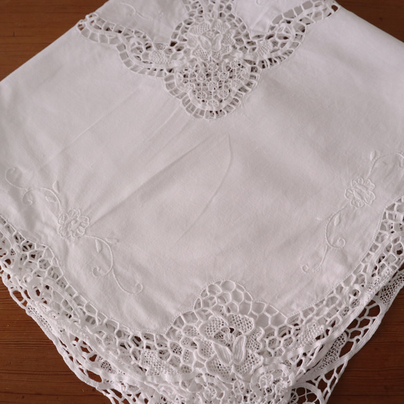 フランスの手仕事/お花の白糸手刺繍と手編みレースが素敵なテーブルクロス・生地 (ヴィンテージ) 17枚目の画像