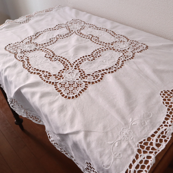 フランスの手仕事/お花の白糸手刺繍と手編みレースが素敵なテーブルクロス・生地 (ヴィンテージ) 3枚目の画像