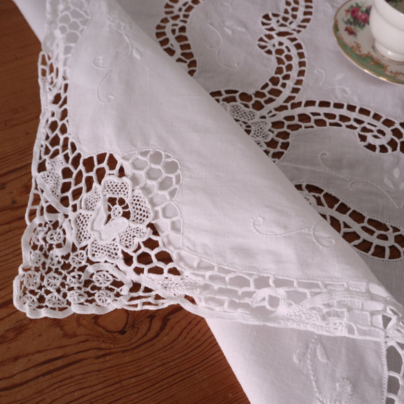 フランスの手仕事/お花の白糸手刺繍と手編みレースが素敵なテーブルクロス・生地 (ヴィンテージ) 10枚目の画像
