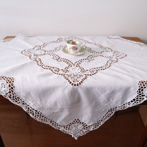 フランスの手仕事/お花の白糸手刺繍と手編みレースが素敵な