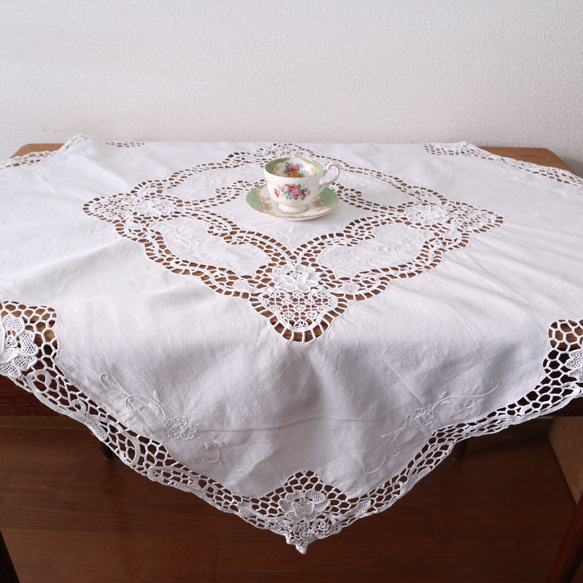 フランスの手仕事/お花の白糸手刺繍と手編みレースが素敵なテーブルクロス・生地 (ヴィンテージ) 6枚目の画像