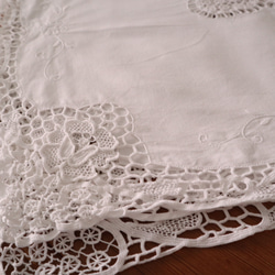 フランスの手仕事/お花の白糸手刺繍と手編みレースが素敵なテーブルクロス・生地 (ヴィンテージ) 18枚目の画像