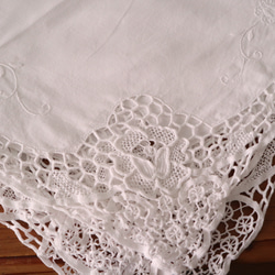 フランスの手仕事/お花の白糸手刺繍と手編みレースが素敵なテーブルクロス・生地 (ヴィンテージ) 16枚目の画像