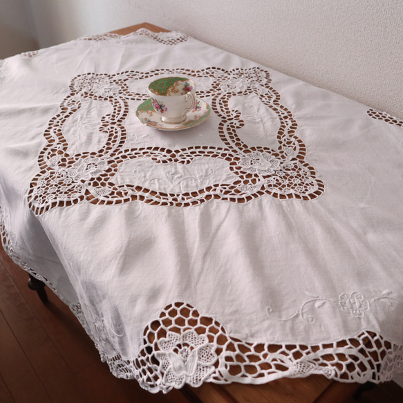 フランスの手仕事/お花の白糸手刺繍と手編みレースが素敵なテーブルクロス・生地 (ヴィンテージ) 5枚目の画像