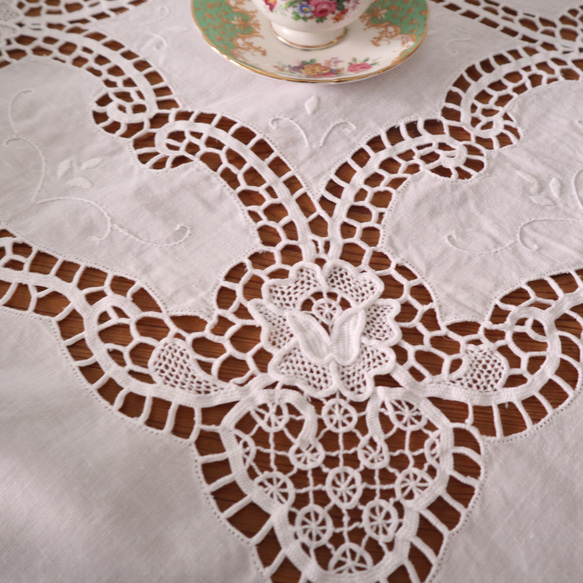 フランスの手仕事/お花の白糸手刺繍と手編みレースが素敵なテーブルクロス・生地 (ヴィンテージ) 11枚目の画像