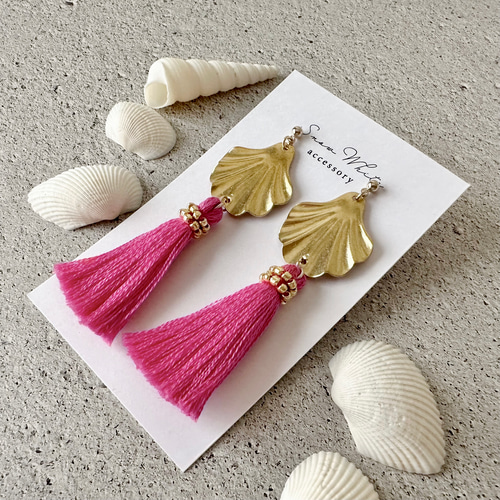 ゴールド真鍮シェルとビビットピンクタッセルの揺れるロングピアス