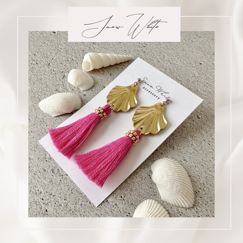 ゴールド真鍮シェルとビビットピンクタッセルの揺れるロングピアス