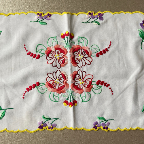 国内最安値！ 貴重 ドイリー スミレ刺繍 カロチャ刺繍 ハンガリー刺繍 テーブル用品