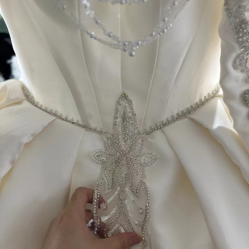 激売れ人気商品！蝶々ストーン 高級サテン 長袖 Vネック ロング  