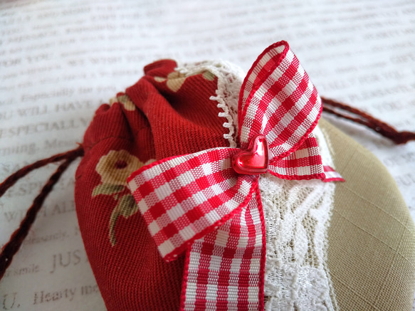 可愛い花柄のミニ巾着（赤×ベージュ） 4枚目の画像