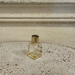 ヴィンテージの小さな香水瓶 CARVEN 4枚目の画像