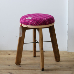 送料無料【ピンク＆パープルチェック】ハリスツイードで仕立てたアンティークな風合いのスツール　椅子　木製 1枚目の画像