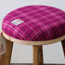 送料無料【ピンク＆パープルチェック】ハリスツイードで仕立てたアンティークな風合いのスツール　椅子　木製 2枚目の画像