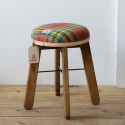 送料無料【オレンジ＆グリーンチェック】ハリスツイードで仕立てたアンティークな風合いのスツール　椅子　木製 1枚目の画像