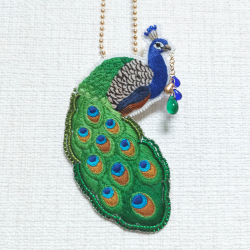 クジャクの刺繍ブローチ ～バッグチャームにもなります ブローチ loup