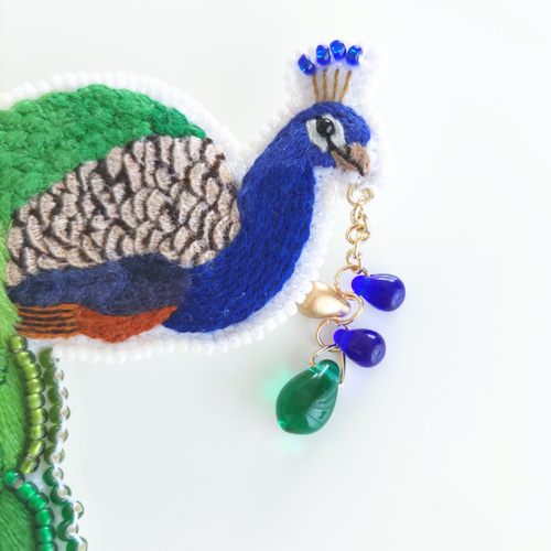 クジャクの刺繍ブローチ ～バッグチャームにもなります ブローチ loup