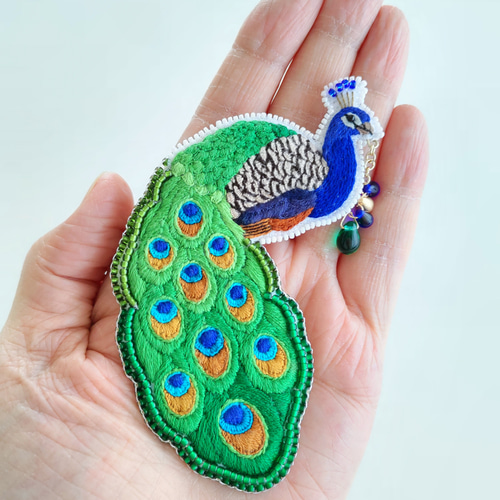 クジャクの刺繍ブローチ ～バッグチャームにもなります ブローチ