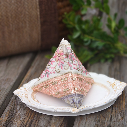 送料無料インド刺繍リボンの三角ポーチ(テトラポーチ・手のひら