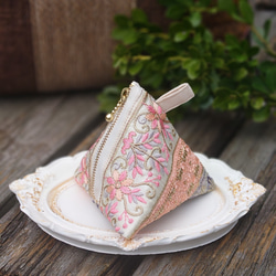 インド刺繍リボンテトラポーチ 8c2ff56f0235f1e6c94bd498505a72