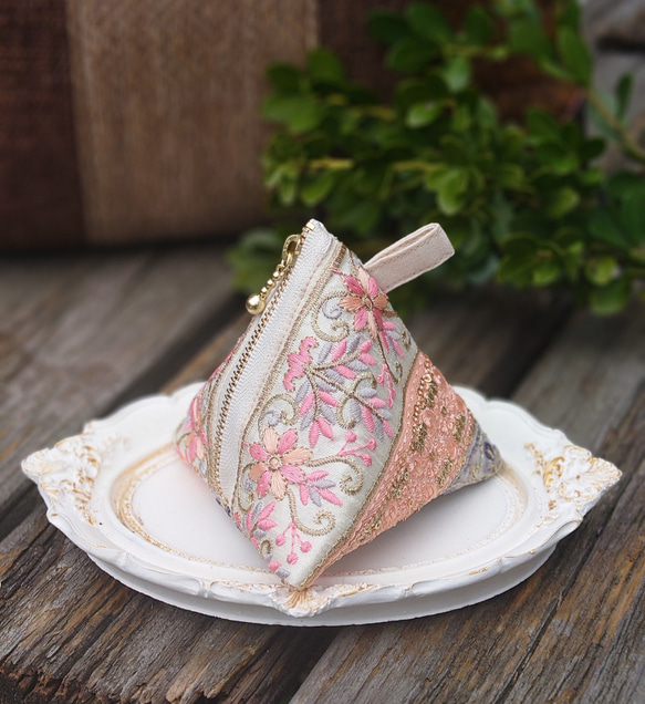 【予約】 送料無料インド刺繍リボンの三角ポーチ(テトラポーチ・手のひら 財布・ケース・小物入れ