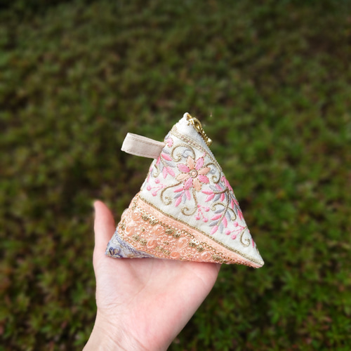 送料無料インド刺繍リボンの三角ポーチ(テトラポーチ・手のひらサイズ