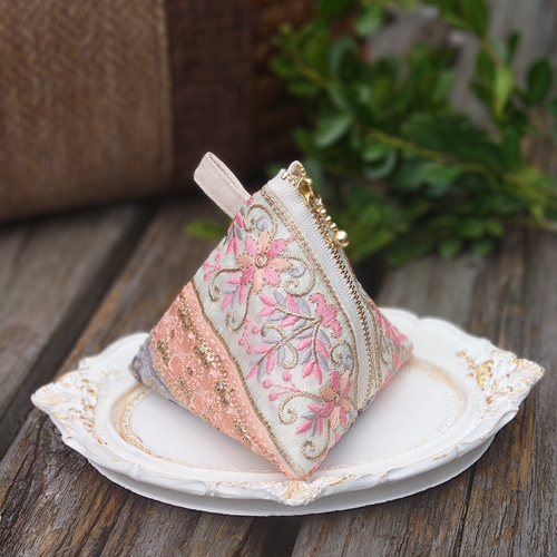 送料無料インド刺繍リボンの三角ポーチ(テトラポーチ・手のひらサイズ