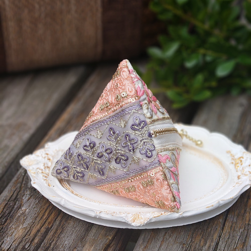 送料無料インド刺繍リボンの三角ポーチ(テトラポーチ・手のひら