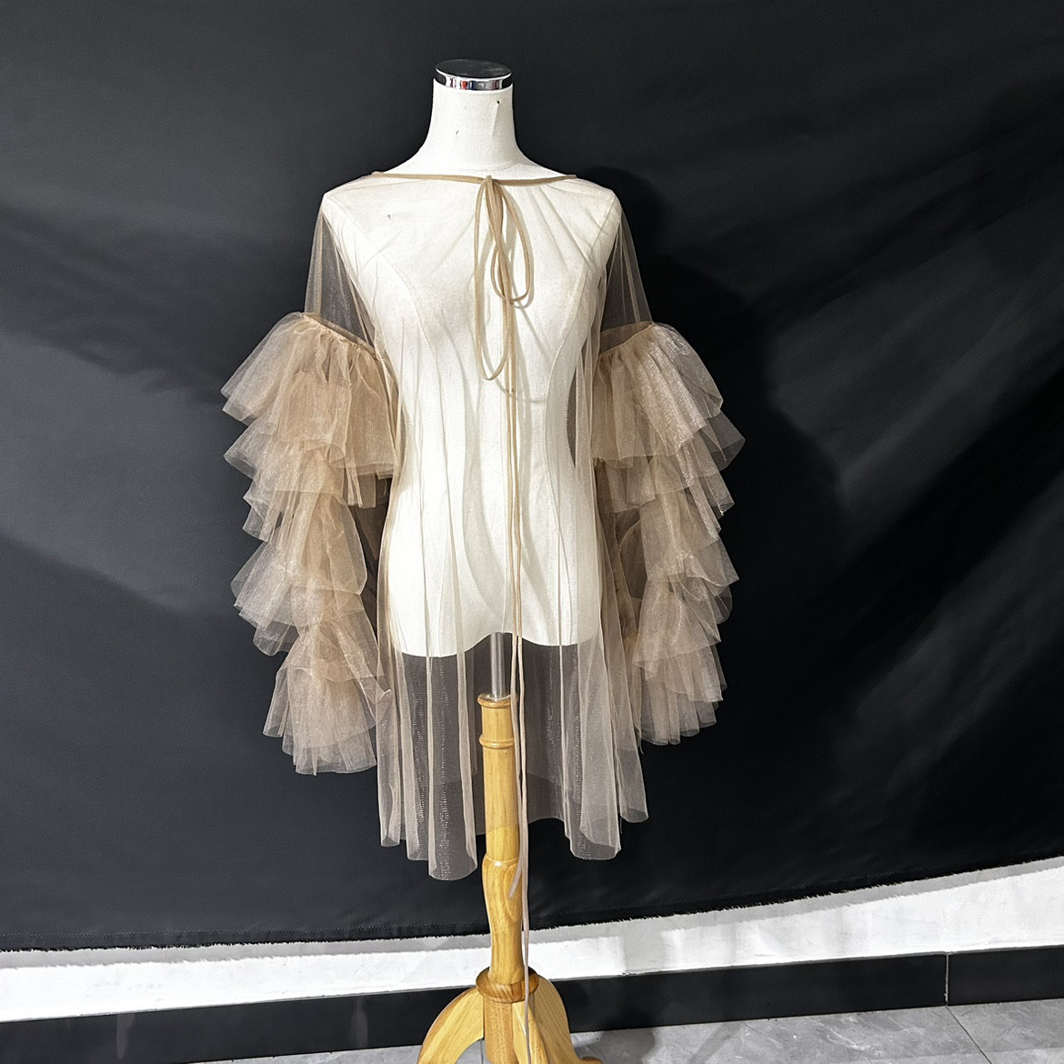 送料無料！フェミニンなフレームレースの袖トップス + ソフトチュールボレロ ポンチョ  ベージュ　/演奏会/音楽会