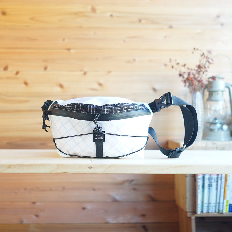 ECOPAK・ホワイト｜ハイカーナナメバッグ・S /登山・防水・軽量・キャンプ・アウトドア・フェス・ボディバッグ