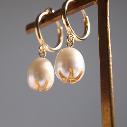 芽珍珠耳環 - 珍珠雕刻和金粉首飾 - 獎勵母親節禮物 第4張的照片