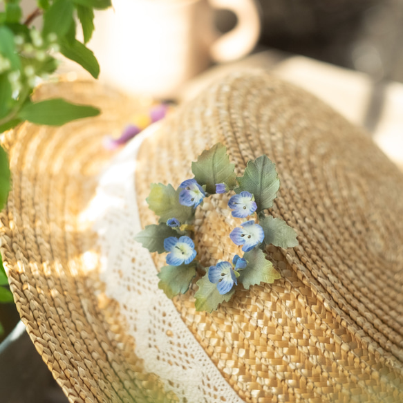 オオイヌノフグリ の 小さな 布花 リース ブローチ 2枚目の画像