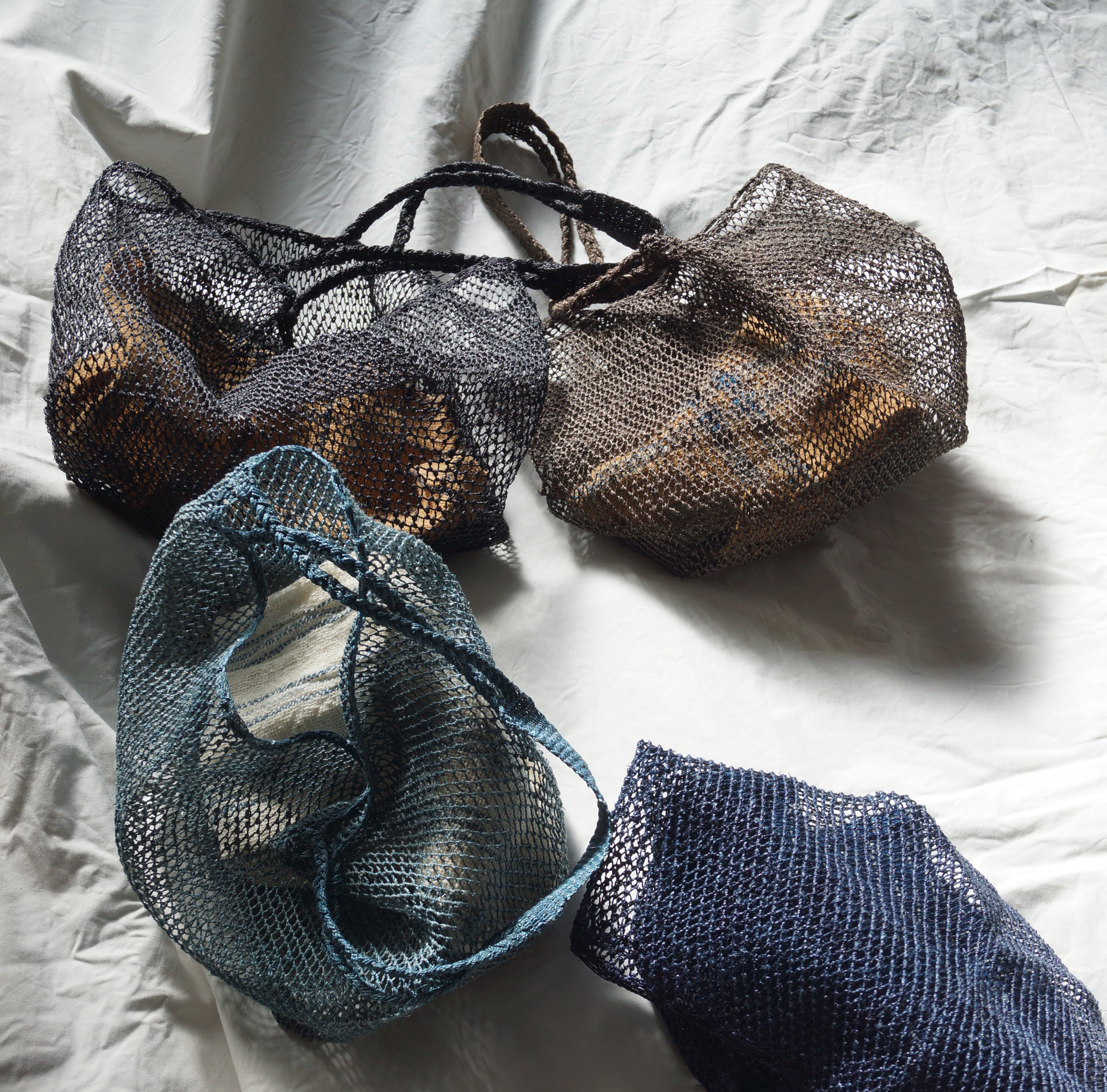 ラオス手紡ぎ葛繊維のメッシュバッグ(混色)　新品