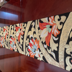 2540豪華刺繍の袋帯リメイクエキゾチックカラーのタッセル付正絹テーブルランナー 4枚目の画像