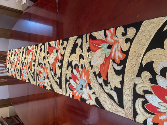 2540豪華刺繍の袋帯リメイクエキゾチックカラーのタッセル付正絹テーブルランナー 4枚目の画像