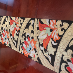 2540豪華刺繍の袋帯リメイクエキゾチックカラーのタッセル付正絹テーブルランナー 7枚目の画像