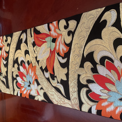 2540豪華刺繍の袋帯リメイクエキゾチックカラーのタッセル付正絹テーブルランナー 1枚目の画像