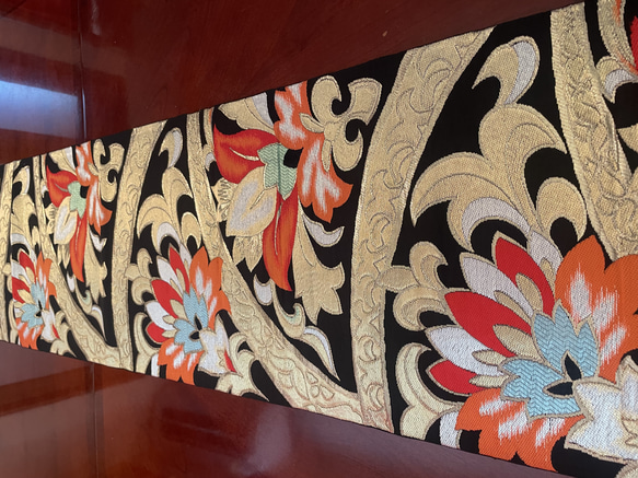 2540豪華刺繍の袋帯リメイクエキゾチックカラーのタッセル付正絹テーブルランナー 1枚目の画像